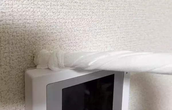 「マスクを割り箸に巻きつけると？　家中で活躍する『お掃除アイテム』に変身した！」の画像