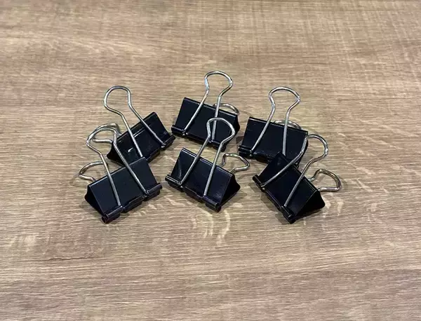 「ダブルクリップを円形に並べて…　できたものがデスクで活躍！」の画像