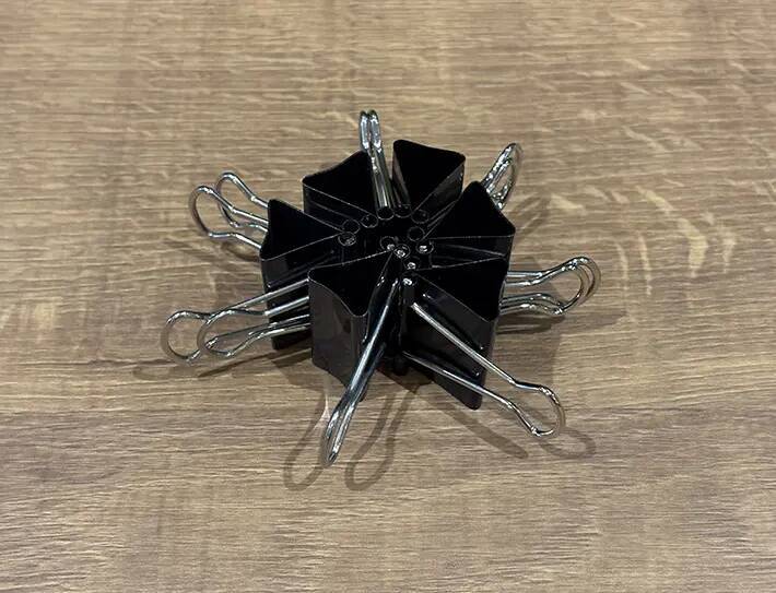 ダブルクリップを円形に並べて…　できたものがデスクで活躍！
