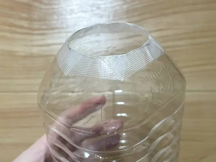 ビニール袋が散らかる！　ペットボトルを使った裏ワザで「入れるだけで簡単」「人が来ても恥ずかしくない」