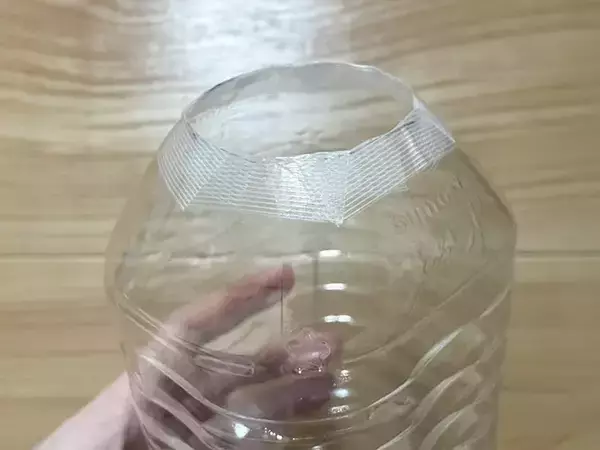 「ビニール袋が散らかる！　ペットボトルを使った裏ワザで「入れるだけで簡単」「人が来ても恥ずかしくない」」の画像
