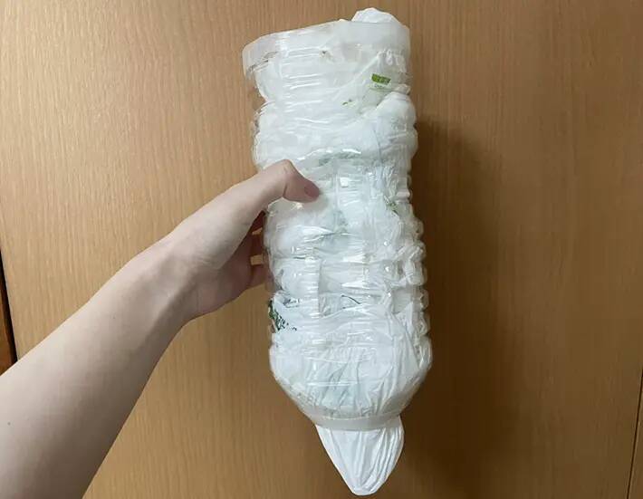 ビニール袋が散らかる！　ペットボトルを使った裏ワザで「入れるだけで簡単」「人が来ても恥ずかしくない」