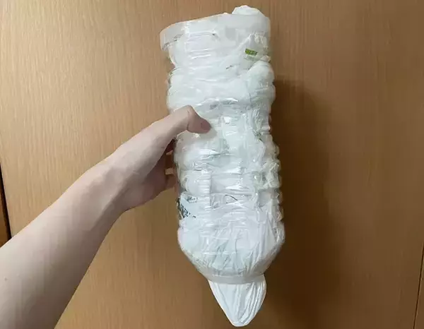 「ビニール袋が散らかる！　ペットボトルを使った裏ワザで「入れるだけで簡単」「人が来ても恥ずかしくない」」の画像