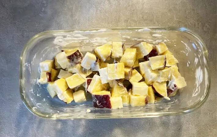 角切りにしたサツマイモを？　レンチンで完成する一品に「おつまみにもぴったり」