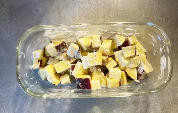 「角切りにしたサツマイモを？　レンチンで完成する一品に「おつまみにもぴったり」」の画像