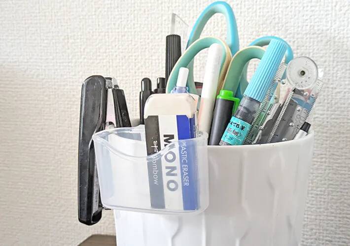 110円『ペン立て用ポケット』が優秀！　ペン立て以外にもかけたら「もう探さなくていい」【DAISO】
