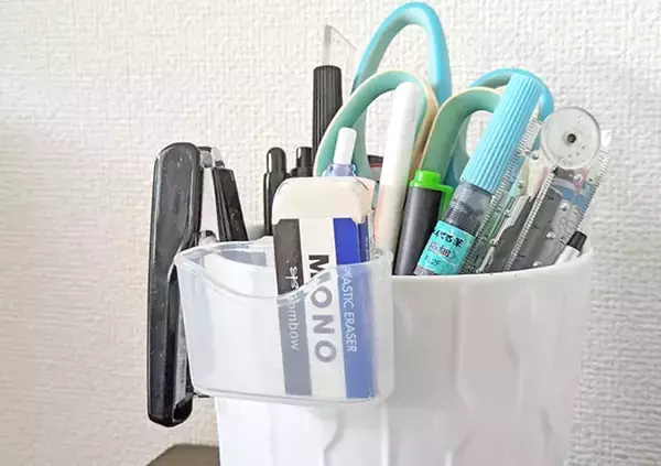 「110円『ペン立て用ポケット』が優秀！　ペン立て以外にもかけたら「もう探さなくていい」【DAISO】」の画像
