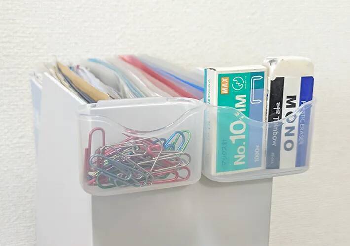 110円『ペン立て用ポケット』が優秀！　ペン立て以外にもかけたら「もう探さなくていい」【DAISO】