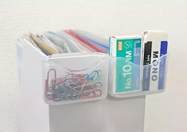 「110円『ペン立て用ポケット』が優秀！　ペン立て以外にもかけたら「もう探さなくていい」【DAISO】」の画像