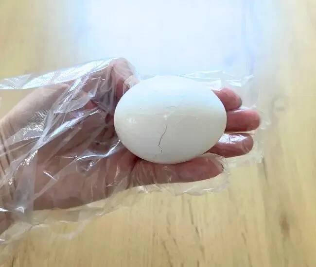 卵の殻を『角』にぶつけてた人へ　正しい割り方に「ずっと損してた」
