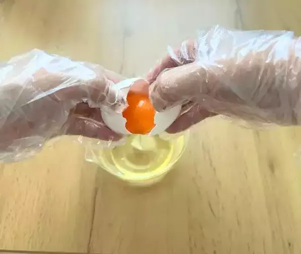 「卵の殻を『角』にぶつけてた人へ　正しい割り方に「ずっと損してた」」の画像