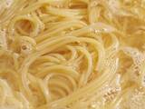 「開封後のパスタ、輪ゴムで留めるのはNG？　ニップンに聞く梅雨時の正しい保存法」の画像1