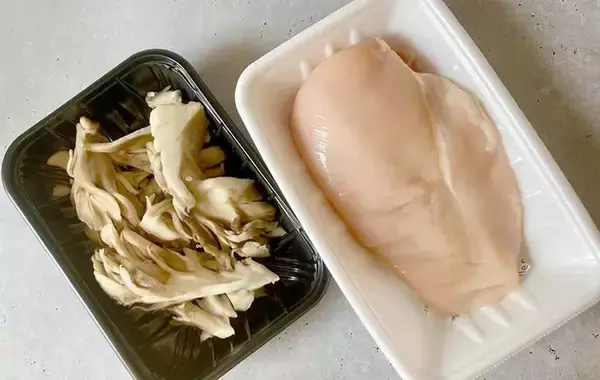 「むね肉『丸ごと1枚』入れてスイッチ押すだけ！　できた一品に「パサつきなし」【炊飯器レシピ】」の画像