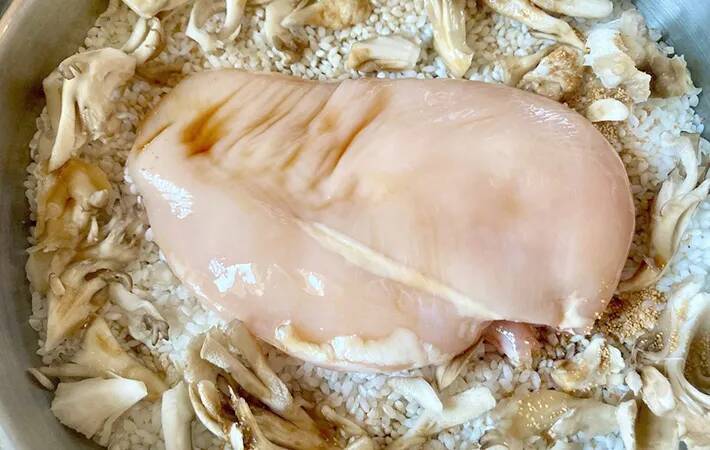 むね肉『丸ごと1枚』入れてスイッチ押すだけ！　できた一品に「パサつきなし」【炊飯器レシピ】