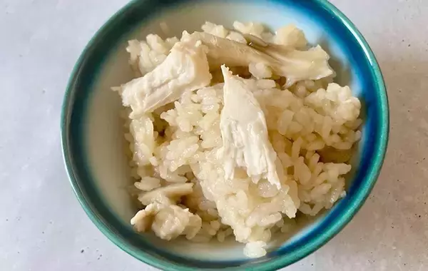 「むね肉『丸ごと1枚』入れてスイッチ押すだけ！　できた一品に「パサつきなし」【炊飯器レシピ】」の画像