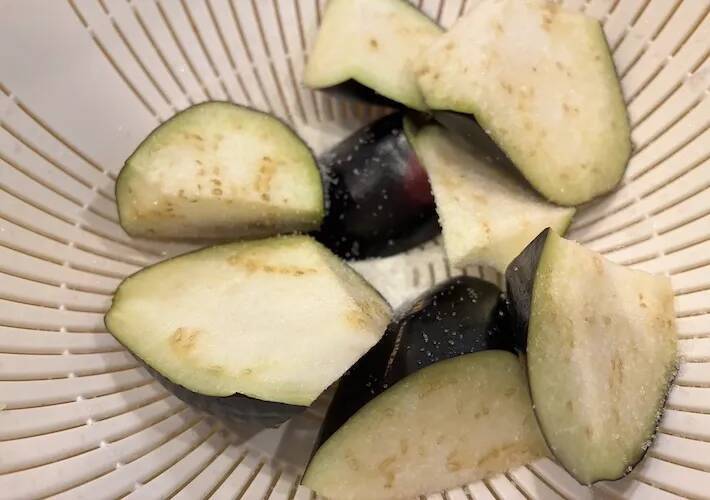 ナスに油を吸わせない『簡単なコツ』とは？「炒めものがおいしく仕上がる」