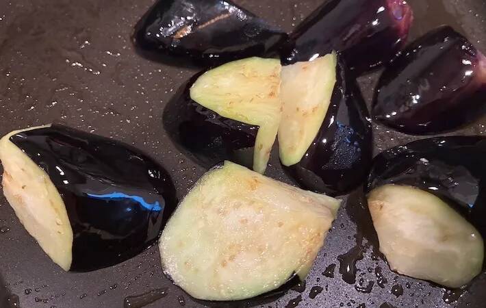 ナスに油を吸わせない『簡単なコツ』とは？「炒めものがおいしく仕上がる」