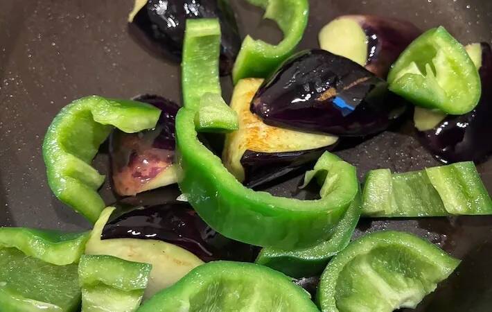 ナスに油を吸わせない『簡単なコツ』とは？「炒めものがおいしく仕上がる」