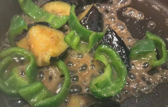 ナスに油を吸わせない『簡単なコツ』とは？「炒めものがおいしく仕上がる」