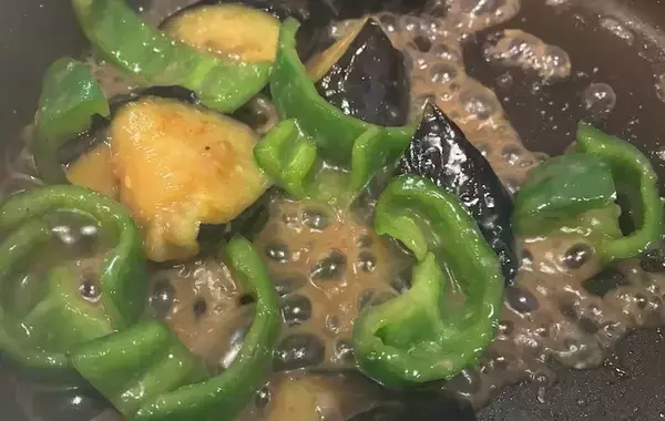 「ナスに油を吸わせない『簡単なコツ』とは？「炒めものがおいしく仕上がる」」の画像
