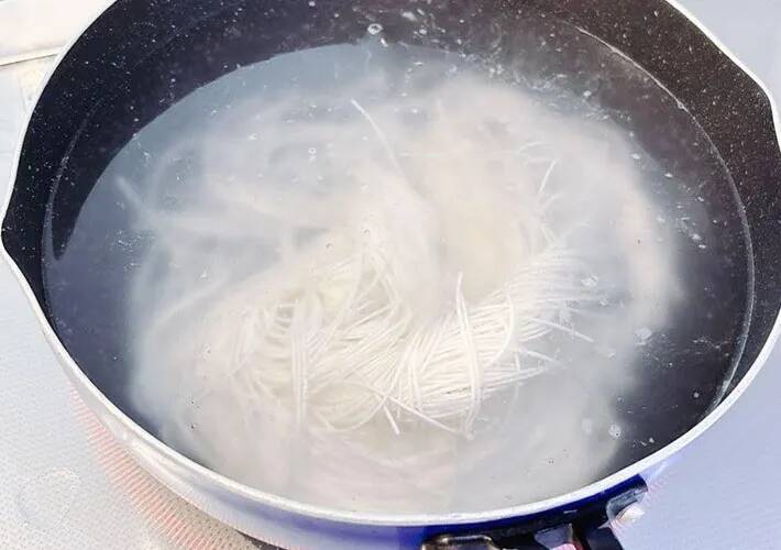そうめん食べるなら、めんつゆ以外も試して！　水と『１：１』で割るだけで「清涼感がすごい」「ありそうでなかった！」