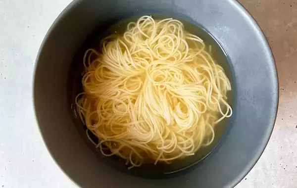 「仕上げに『小さじ1杯』回しかけて　そうめんのアレンジに「カフェみたい」「さわやかな味」」の画像