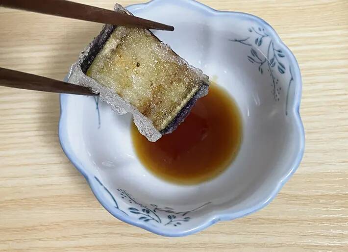 『ナス』を包んで揚げるだけ！ 10分でできる簡単おかずに「カリッとしてる」「ポン酢ラー油が合う」