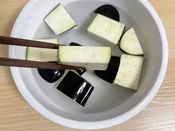 「『ナス』を包んで揚げるだけ！ 10分でできる簡単おかずに「カリッとしてる」「ポン酢ラー油が合う」」の画像