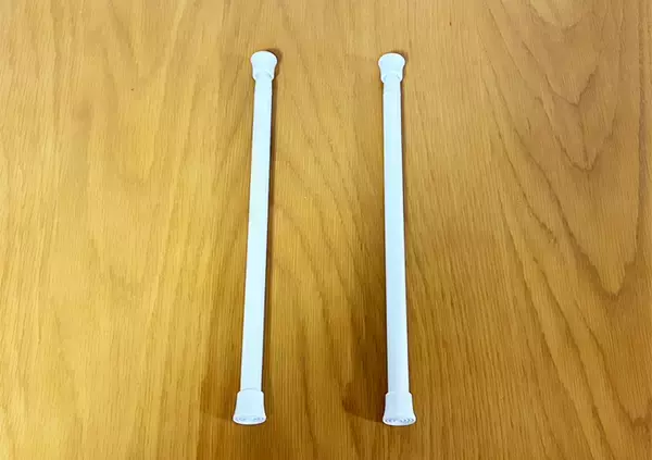 「椅子の『裏側』につっぱり棒を設置　デッドスペースを生かすスマートな収納術とは」の画像