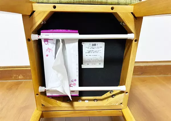 「椅子の『裏側』につっぱり棒を設置　デッドスペースを生かすスマートな収納術とは」の画像