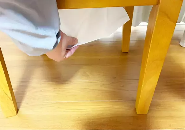 「椅子の『裏側』につっぱり棒を設置　デッドスペースを生かすスマートな収納術とは」の画像