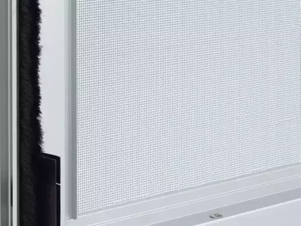 窓、左側だけ半開にすると…？　メーカーに聞いた虫が入らない網戸の使い方