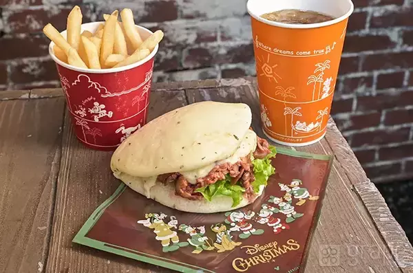 「クリスマスはこれで決まり！　東京ディズニーシーの『クリスマス限定サンド』が贅沢すぎて…【実食レポ】」の画像