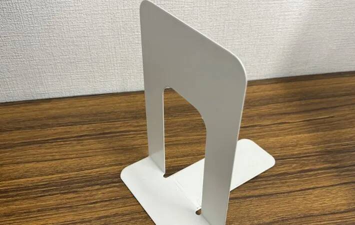 棚の隙間に差し込むと？　ブックエンドの変身ぶりに「この発想は凄い」「盲点だった」【活用テク4選】