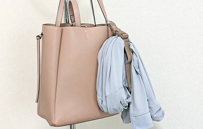 脱いだらジャマな羽織ものはコレで解決！ 『3COINS』の便利なホルダーで夏の外出を快適に