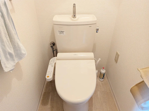 トイレのふた、流す時は閉じる？ 開けたまま？　TOTOに聞いた『おすすめの使い方』は…