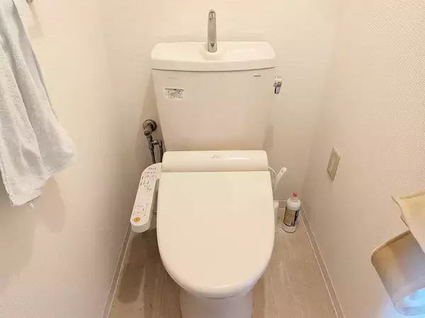 トイレのふた、流す時は閉じる？ 開けたまま？　TOTOに聞いた『おすすめの使い方』は…