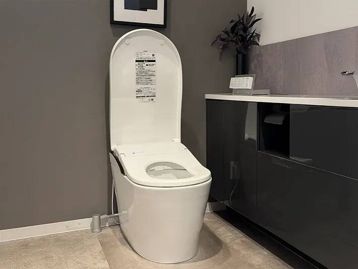 トイレのふた、流す時は閉じる？ 開けたまま？　TOTOに聞いた『おすすめの使い方』は…