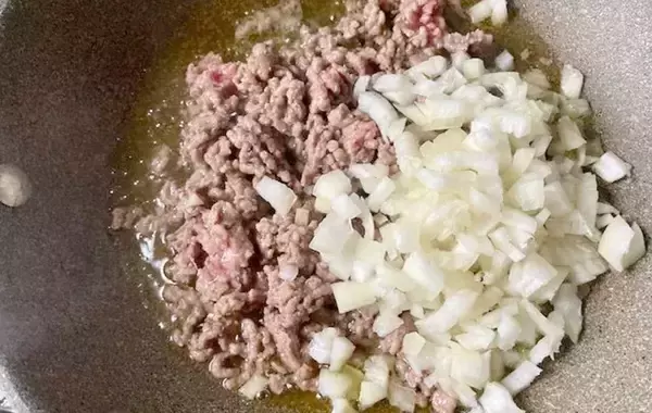 「いつものパスタに飽きたら…　ゴロゴロ肉の『白いボロネーゼ』に「簡単すぎた」「夫がドはまり」」の画像
