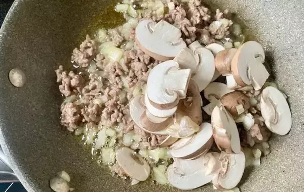 「いつものパスタに飽きたら…　ゴロゴロ肉の『白いボロネーゼ』に「簡単すぎた」「夫がドはまり」」の画像