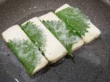「大葉で木綿豆腐を巻いて…　できた簡単おかずに「豆腐なのにご飯が進む」「夫が感動」」の画像1