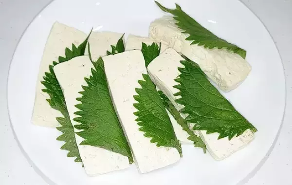 「大葉で木綿豆腐を巻いて…　できた簡単おかずに「豆腐なのにご飯が進む」「夫が感動」」の画像