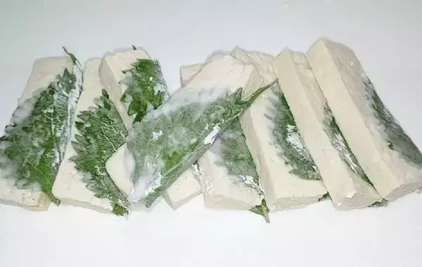 「大葉で木綿豆腐を巻いて…　できた簡単おかずに「豆腐なのにご飯が進む」「夫が感動」」の画像