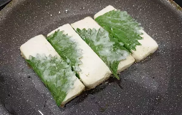「大葉で木綿豆腐を巻いて…　できた簡単おかずに「豆腐なのにご飯が進む」「夫が感動」」の画像