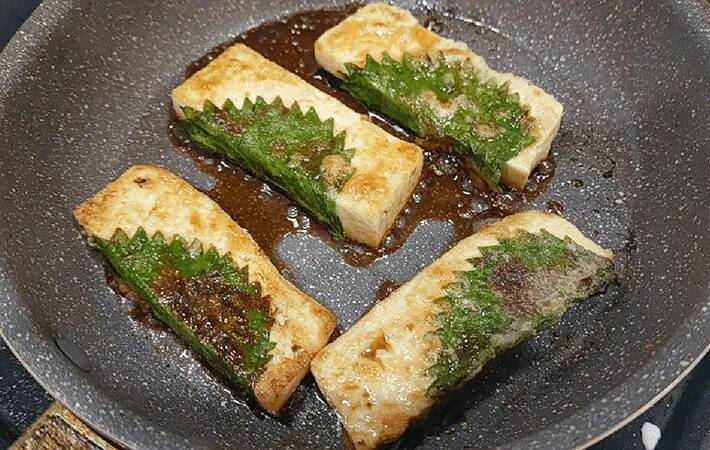 大葉で木綿豆腐を巻いて…　できた簡単おかずに「豆腐なのにご飯が進む」「夫が感動」