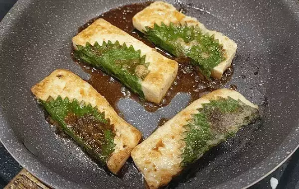 「大葉で木綿豆腐を巻いて…　できた簡単おかずに「豆腐なのにご飯が進む」「夫が感動」」の画像