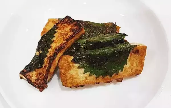「大葉で木綿豆腐を巻いて…　できた簡単おかずに「豆腐なのにご飯が進む」「夫が感動」」の画像
