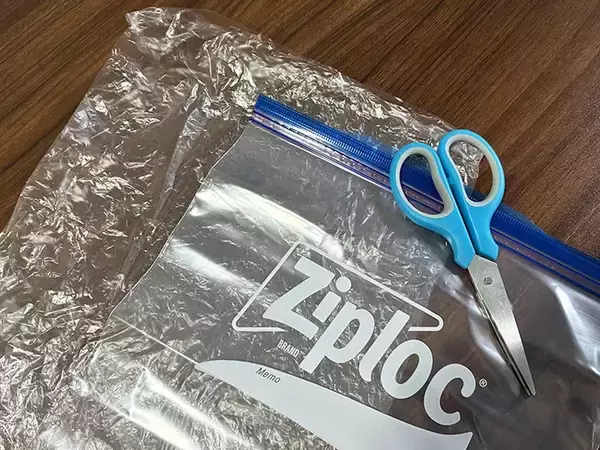 「ジッパー袋、傷んでも捨てないで！　3cm切るだけの袋活用法が「夏に便利」」の画像