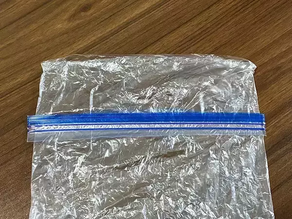 「ジッパー袋、傷んでも捨てないで！　3cm切るだけの袋活用法が「夏に便利」」の画像