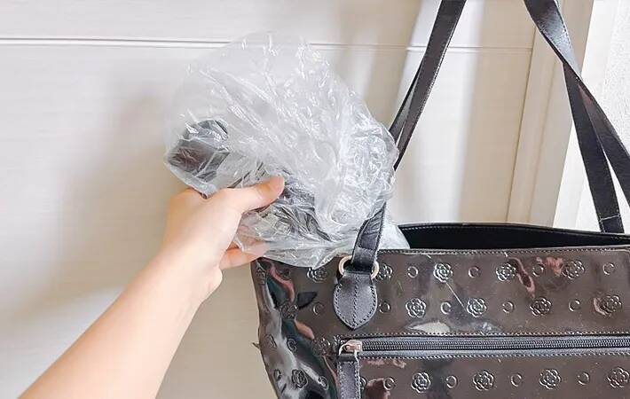 100均『シャワーキャップ』はかぶるだけじゃない！　梅雨の活用術に「これは快適」「バッグに入れたい」